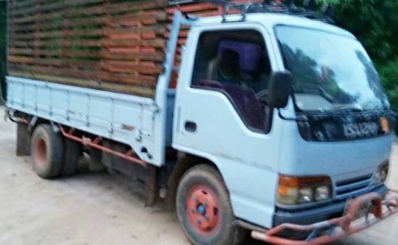 ISUZU NKR 110 HP 4BE1 ปี 39 รถบรรทุกหกล้อ กระบะเหล็กคอกไม้ความยาว 4.30 เมตรสวยสภาพดีมากพร้อมบรรทุกได้เลย เครื่องยนต์แน่นดีแรงดีไม่มีเยิ้ม หัวเก๋งสีสันบางเดิมภายในเก๋งคอนโซลสวยครบ พวงมาลัยเพาเวอร์ ช่วงล่างแน่นดีเดิมๆคัชซีสวยตลอดเส้น ยาง 7.50 ขอบ 16 สภาพดีป