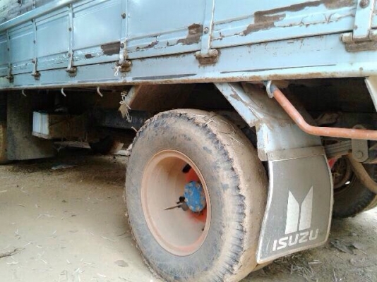 ISUZU NKR 110 HP 4BE1 ปี 39 รถบรรทุกหกล้อ กระบะเหล็กคอกไม้ความยาว 4.30 เมตรสวยสภาพดีมากพร้อมบรรทุกได้เลย เครื่องยนต์แน่นดีแรงดีไม่มีเยิ้ม หัวเก๋งสีสันบางเดิมภายในเก๋งคอนโซลสวยครบ พวงมาลัยเพาเวอร์ ช่วงล่างแน่นดีเดิมๆคัชซีสวยตลอดเส้น ยาง 7.50 ขอบ 16 สภาพดีป