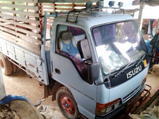 ISUZU NKR 110 HP 4BE1 ปี 39 รถบรรทุกหกล้อ กระบะเหล็กคอกไม้ความยาว 4.30 เมตรสวยสภาพดีมากพร้อมบรรทุกได้เลย เครื่องยนต์แน่นดีแรงดีไม่มีเยิ้ม หัวเก๋งสีสันบางเดิมภายในเก๋งคอนโซลสวยครบ พวงมาลัยเพาเวอร์ ช่วงล่างแน่นดีเดิมๆคัชซีสวยตลอดเส้น ยาง 7.50 ขอบ 16 สภาพดีป
