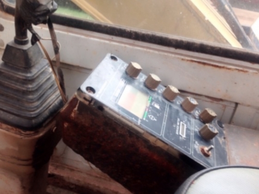 KOMATSU PC 60-6 เครื่องยนต์เดิมๆปั๊มเดิมสภาพดีพร้อมใช้งาน ภายในเก๋งอุปกรณ์ครบพร้อม คอนโทรลง่ายใช้งานได้คล่องตัวดีครับ ภายนอกบอดี้สวยเดิม กระจกหน้าไม่มีนะครับขายตามสภาพ บูมอาร์มสวยไม่มีปะไม่มีดาม ช่วงล่างเอวแน่น โรลเลอร์โซ่ใบแทรกสภาพดีประมาณ 60\% เอกสารสัญญ