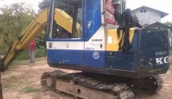 KOMATSU PC 60-6 เครื่องยนต์เดิมๆปั๊มเดิมสภาพดีพร้อมใช้งาน ภายในเก๋งอุปกรณ์ครบพร้อม คอนโทรลง่ายใช้งานได้คล่องตัวดีครับ ภายนอกบอดี้สวยเดิม กระจกหน้าไม่มีนะครับขายตามสภาพ บูมอาร์มสวยไม่มีปะไม่มีดาม ช่วงล่างเอวแน่น โรลเลอร์โซ่ใบแทรกสภาพดีประมาณ 60\% เอกสารสัญญ