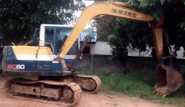 KOMATSU PC 60-6 เครื่องยนต์เดิมๆปั๊มเดิมสภาพดีพร้อมใช้งาน ภายในเก๋งอุปกรณ์ครบพร้อม คอนโทรลง่ายใช้งานได้คล่องตัวดีครับ ภายนอกบอดี้สวยเดิม กระจกหน้าไม่มีนะครับขายตามสภาพ บูมอาร์มสวยไม่มีปะไม่มีดาม ช่วงล่างเอวแน่น โรลเลอร์โซ่ใบแทรกสภาพดีประมาณ 60\% เอกสารสัญญ