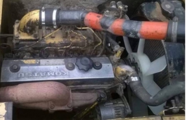 KOMATSU PC 60-6 เครื่องยนต์เดิมๆปั๊มเดิมสภาพดีพร้อมใช้งาน ภายในเก๋งอุปกรณ์ครบพร้อม คอนโทรลง่ายใช้งานได้คล่องตัวดีครับ ภายนอกบอดี้สวยเดิม กระจกหน้าไม่มีนะครับขายตามสภาพ บูมอาร์มสวยไม่มีปะไม่มีดาม ช่วงล่างเอวแน่น โรลเลอร์โซ่ใบแทรกสภาพดีประมาณ 60\% เอกสารสัญญ