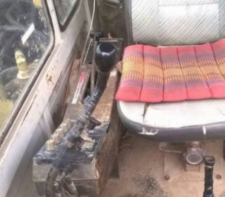 KOMATSU PC 60-6 เครื่องยนต์เดิมๆปั๊มเดิมสภาพดีพร้อมใช้งาน ภายในเก๋งอุปกรณ์ครบพร้อม คอนโทรลง่ายใช้งานได้คล่องตัวดีครับ ภายนอกบอดี้สวยเดิม กระจกหน้าไม่มีนะครับขายตามสภาพ บูมอาร์มสวยไม่มีปะไม่มีดาม ช่วงล่างเอวแน่น โรลเลอร์โซ่ใบแทรกสภาพดีประมาณ 60\% เอกสารสัญญ