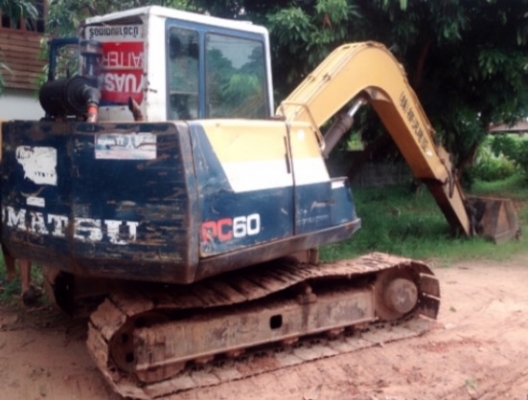 KOMATSU PC 60-6 เครื่องยนต์เดิมๆปั๊มเดิมสภาพดีพร้อมใช้งาน ภายในเก๋งอุปกรณ์ครบพร้อม คอนโทรลง่ายใช้งานได้คล่องตัวดีครับ ภายนอกบอดี้สวยเดิม กระจกหน้าไม่มีนะครับขายตามสภาพ บูมอาร์มสวยไม่มีปะไม่มีดาม ช่วงล่างเอวแน่น โรลเลอร์โซ่ใบแทรกสภาพดีประมาณ 60\% เอกสารสัญญ