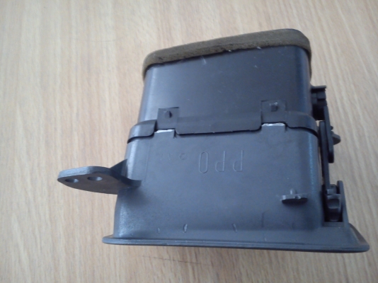 กรอบช่องแอร์ข้างซ้าย ของรถ TOYOTA COROLLA AE100 AE101