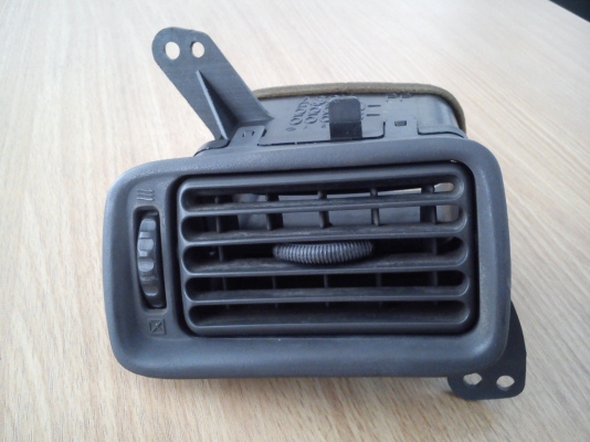 กรอบช่องแอร์ข้างซ้าย ของรถ TOYOTA COROLLA AE100 AE101