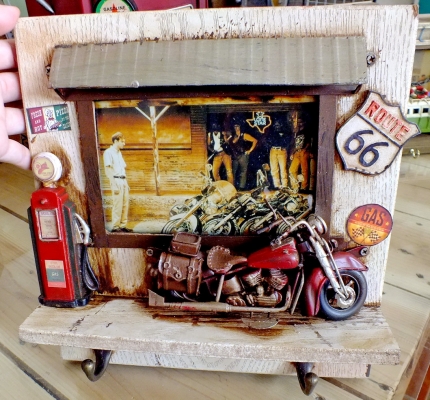 โมเดลฉากการาจ วินเทจแขวนของและใส่รูปได้ในงานแฮนด์เมด