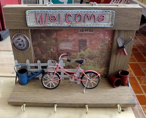 โมเดลฉากการาจ วินเทจแขวนของและใส่รูปได้ในงานแฮนด์เมด