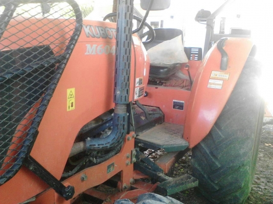 รถไถ KUBOTA  M - 6040. 2 เพลา.     ( รถทำงาน 1,7xx ชม. )      สนใจติดต่อ  081 - 6079515
