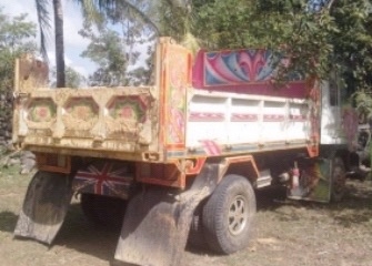 ISUZU DECA 195 HP 6HE1 หกล้อดั๊มพ์ กระบะดั๊มพ์เหล็ก 5 ตันความยาว 3.60 เมตรสวยสภาพดีพร้อมบรรทุกหนักได้เลยครับ เครื่องแรงดีไม่เยิ้ม ภายในเก๋งคอนโซลสวยครบ แอร์เย็น พวงมาลัยเพาเวอร์ ระบบเบรคทริ๊ปฟี้ครบครัน ช่วงล่างแน่นดีคัชซีสวย ยาง 8.25 ขอบ 16 สภาพดีประมาณ 6