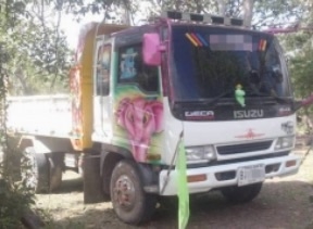 ISUZU DECA 195 HP 6HE1 หกล้อดั๊มพ์ กระบะดั๊มพ์เหล็ก 5 ตันความยาว 3.60 เมตรสวยสภาพดีพร้อมบรรทุกหนักได้เลยครับ เครื่องแรงดีไม่เยิ้ม ภายในเก๋งคอนโซลสวยครบ แอร์เย็น พวงมาลัยเพาเวอร์ ระบบเบรคทริ๊ปฟี้ครบครัน ช่วงล่างแน่นดีคัชซีสวย ยาง 8.25 ขอบ 16 สภาพดีประมาณ 6