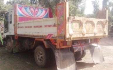 ISUZU DECA 195 HP 6HE1 หกล้อดั๊มพ์ กระบะดั๊มพ์เหล็ก 5 ตันความยาว 3.60 เมตรสวยสภาพดีพร้อมบรรทุกหนักได้เลยครับ เครื่องแรงดีไม่เยิ้ม ภายในเก๋งคอนโซลสวยครบ แอร์เย็น พวงมาลัยเพาเวอร์ ระบบเบรคทริ๊ปฟี้ครบครัน ช่วงล่างแน่นดีคัชซีสวย ยาง 8.25 ขอบ 16 สภาพดีประมาณ 6