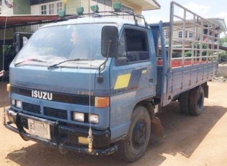 ISUZU NPR 115 HP 4BD1 ปี 35 รถบรรทุกหกล้อ แก้มเหลือง กระบะคอกเหล็กความยาว 4.30 เมตรสภาพดีมากครับพร้อมบรรทุกหนักได้เลย เครื่องยนต์แน่นดีแรงดีไม่เยิ้ม ภายในเก๋งคอนโซลสวยครบ พวงมาลัยธรรมดา เกียร์สั้น ช่วงล่างใหญ่คัชซีสวยเดิมไม่มีแตกบวม ยาง 7.50 ขอบ 16 สภาพดี