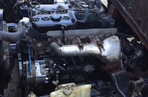 ISUZU NPR 115 HP 4BD1 ปี 35 รถบรรทุกหกล้อ แก้มเหลือง กระบะคอกเหล็กความยาว 4.30 เมตรสภาพดีมากครับพร้อมบรรทุกหนักได้เลย เครื่องยนต์แน่นดีแรงดีไม่เยิ้ม ภายในเก๋งคอนโซลสวยครบ พวงมาลัยธรรมดา เกียร์สั้น ช่วงล่างใหญ่คัชซีสวยเดิมไม่มีแตกบวม ยาง 7.50 ขอบ 16 สภาพดี