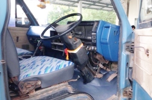 ISUZU NPR 115 HP 4BD1 ปี 35 รถบรรทุกหกล้อ แก้มเหลือง กระบะคอกเหล็กความยาว 4.30 เมตรสภาพดีมากครับพร้อมบรรทุกหนักได้เลย เครื่องยนต์แน่นดีแรงดีไม่เยิ้ม ภายในเก๋งคอนโซลสวยครบ พวงมาลัยธรรมดา เกียร์สั้น ช่วงล่างใหญ่คัชซีสวยเดิมไม่มีแตกบวม ยาง 7.50 ขอบ 16 สภาพดี