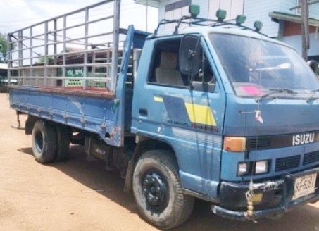 ISUZU NPR 115 HP 4BD1 ปี 35 รถบรรทุกหกล้อ แก้มเหลือง กระบะคอกเหล็กความยาว 4.30 เมตรสภาพดีมากครับพร้อมบรรทุกหนักได้เลย เครื่องยนต์แน่นดีแรงดีไม่เยิ้ม ภายในเก๋งคอนโซลสวยครบ พวงมาลัยธรรมดา เกียร์สั้น ช่วงล่างใหญ่คัชซีสวยเดิมไม่มีแตกบวม ยาง 7.50 ขอบ 16 สภาพดี