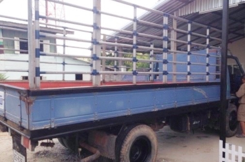 ISUZU NPR 115 HP 4BD1 ปี 35 รถบรรทุกหกล้อ แก้มเหลือง กระบะคอกเหล็กความยาว 4.30 เมตรสภาพดีมากครับพร้อมบรรทุกหนักได้เลย เครื่องยนต์แน่นดีแรงดีไม่เยิ้ม ภายในเก๋งคอนโซลสวยครบ พวงมาลัยธรรมดา เกียร์สั้น ช่วงล่างใหญ่คัชซีสวยเดิมไม่มีแตกบวม ยาง 7.50 ขอบ 16 สภาพดี
