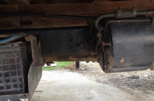 ISUZU NPR 115 HP 4BD1 ปี 35 รถบรรทุกหกล้อ แก้มเหลือง กระบะคอกเหล็กความยาว 4.30 เมตรสภาพดีมากครับพร้อมบรรทุกหนักได้เลย เครื่องยนต์แน่นดีแรงดีไม่เยิ้ม ภายในเก๋งคอนโซลสวยครบ พวงมาลัยธรรมดา เกียร์สั้น ช่วงล่างใหญ่คัชซีสวยเดิมไม่มีแตกบวม ยาง 7.50 ขอบ 16 สภาพดี