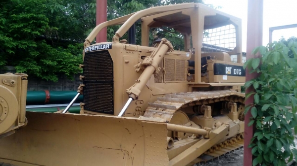 ต้องการขายรถแทรกเตอร์ D7G ครับ