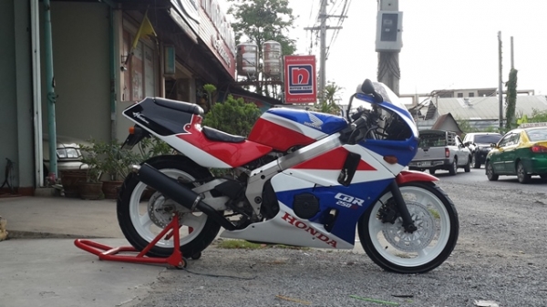 วุฒิ นนบุรี ขาย CBR400cc. แฟริ่งเดิมๆทะเบียนแท้พร้อมโอนรถเครื่องดีพร้อมใช้