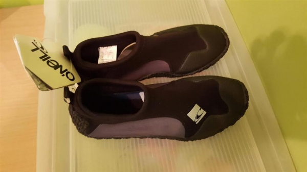 ขายรองเท้าสำหรับใส่เล่นเรือ เจ็ทสกี และกีฬาทางน้ำ