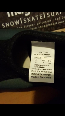 ขายรองเท้าสำหรับใส่เล่นเรือ เจ็ทสกี และกีฬาทางน้ำ