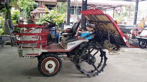 รถปลูกข้าวนั่งขับ YANMAR รุ่น RR550  ดำนา 4 แถว  พร้อมกล่องหยอดปุ๋ยด้านท้าย  เก่าญี่ปุ่น สภาพสวย