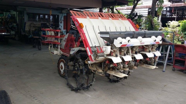 รถปลูกข้าวนั่งขับ YANMAR รุ่น RR550  ดำนา 4 แถว  พร้อมกล่องหยอดปุ๋ยด้านท้าย  เก่าญี่ปุ่น สภาพสวย