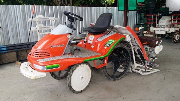 รถปลูกข้าวนั่งขับ HINOMOTO รุ่น HP-A45  ดำนา 4 แถว  พร้อมกล่องหยอดปุ๋ยด้านท้าย  เก่าญี่ปุ่น สภาพสวย