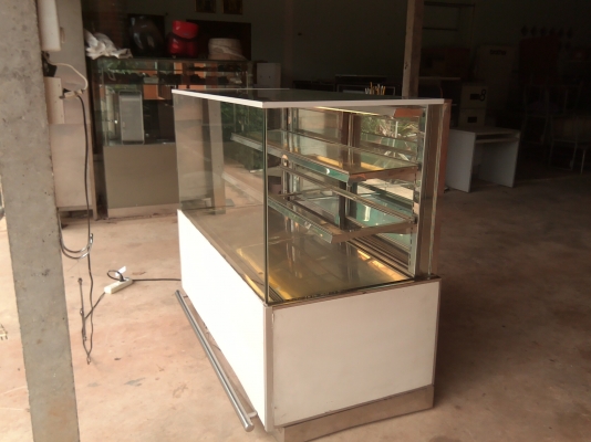 ขาย15,000บาท ตู้โชว์เค้ก แอร์เย็นปกติ พร้อมใช้งาน