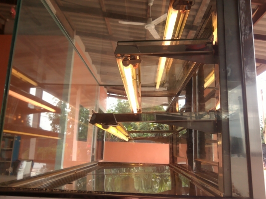 ขาย15,000บาท ตู้โชว์เค้ก แอร์เย็นปกติ พร้อมใช้งาน