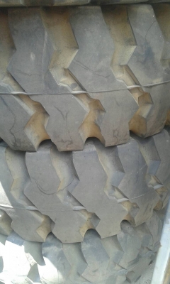 ยางรถตัก (ยางหล่อ+ยางเก่า) 20.5 ขอบ25 สภาพสวยครับ