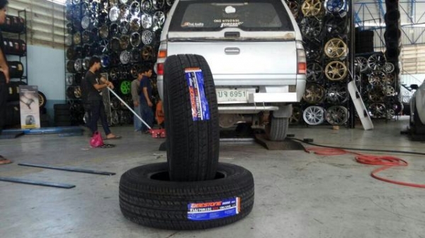 ขายยางใหม่ DEESTONE PAYAK R402 215-70-15 ราคาเส้นละ 2100