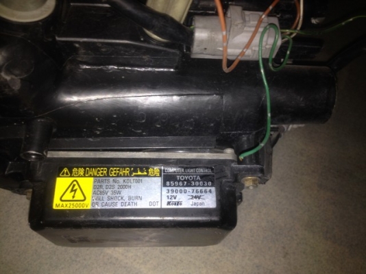 ไฟหน้าข้างขวา TOYOTA ARISTO LEXUS GS300 เป็นไฟซีน่อนของเก่าญี่ปุ่นสวยๆใสๆ