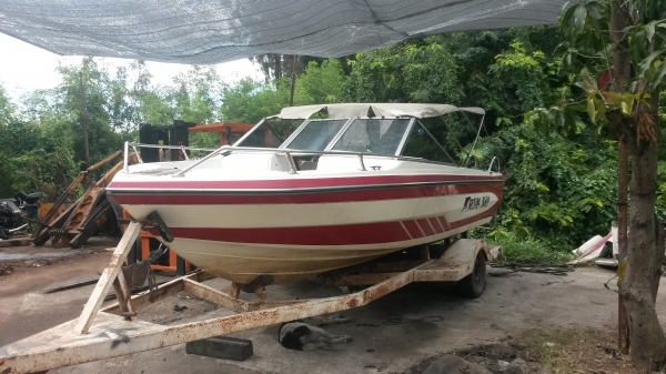 ขายเรือ18ฟุต กว้างวัดริมนอก210 ซ.ม ไม่มีรั่วไม่มีแตกแต่จอดนานพร้อมเทเลอร์ไม่มีเครื่อง ขาย 85000 บาทครับ