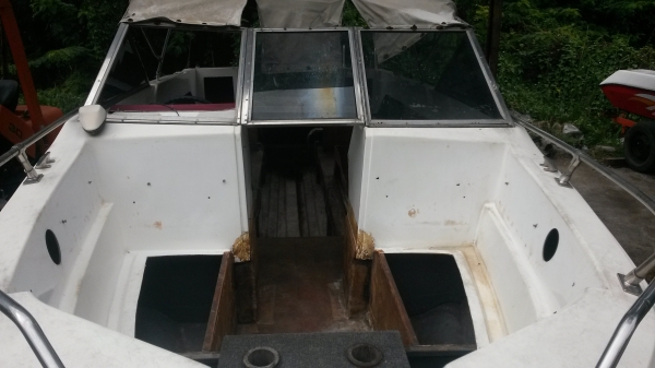 ขายเรือ18ฟุต กว้างวัดริมนอก210 ซ.ม ไม่มีรั่วไม่มีแตกแต่จอดนานพร้อมเทเลอร์ไม่มีเครื่อง ขาย 85000 บาทครับ