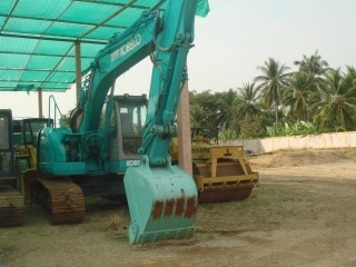 ละอองดาวแทรคเตอร์ ขายรถแบคโฮยี่หัอ KOBELCO SK200SR