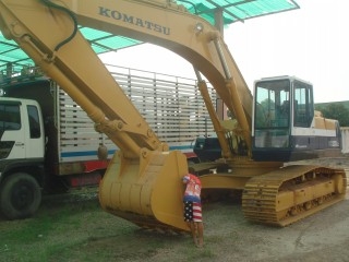 ละอองดาวแทรคเตอร์ ขายรถแบคโฮยี่หัอ KOMATSU PC300LC-5