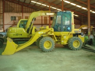 ละอองดาวแทรคเตอร์ ขายรถตักล้อยางยี่หัอ KOMATSU WA70-1