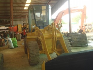 ละอองดาวแทรคเตอร์ ขายรถตักล้อยางยี่หัอ KOMATSU WA70-1