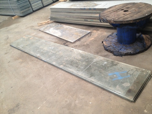 ขายแผ่นอลูมีเนียมรองขาเครนสภาพใหม่ ขนาด 60 x 360 cm  หนา 1 นิ้ว