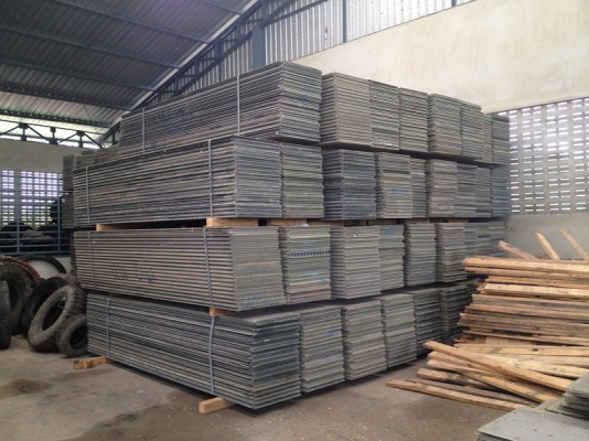 ขายแผ่นอลูมีเนียมรองขาเครนสภาพใหม่ ขนาด 60 x 360 cm  หนา 1 นิ้ว