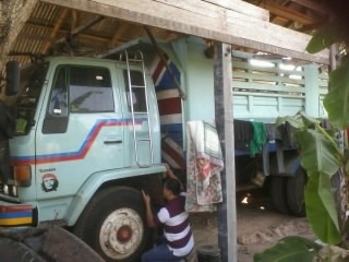 ISUZU ROCKY FVZ 175 HP 6BG1 ปี 33 สิบล้อดั๊มพ์ 2 เพลา สภาพสวยจัดทั้งคัน กระบะดั๊มพ์เหล็ก 12 ตันสภาพดีพื้นกัลฝาข้างสวยไม่มีผุ เครื่องแห้งแรงดี หัวเก๋งบางสีสันสวยภายในคอนโซลสวยครบ แอร์เย็น พวงมาลัยเพาเวอร์ เบรคทริ๊ปฟี้ ช่วงล่างคัชซีไม่บวม ยางสภาพดีพร้อมบรรท