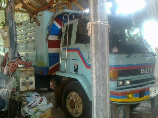 ISUZU ROCKY FVZ 175 HP 6BG1 ปี 33 สิบล้อดั๊มพ์ 2 เพลา สภาพสวยจัดทั้งคัน กระบะดั๊มพ์เหล็ก 12 ตันสภาพดีพื้นกัลฝาข้างสวยไม่มีผุ เครื่องแห้งแรงดี หัวเก๋งบางสีสันสวยภายในคอนโซลสวยครบ แอร์เย็น พวงมาลัยเพาเวอร์ เบรคทริ๊ปฟี้ ช่วงล่างคัชซีไม่บวม ยางสภาพดีพร้อมบรรท