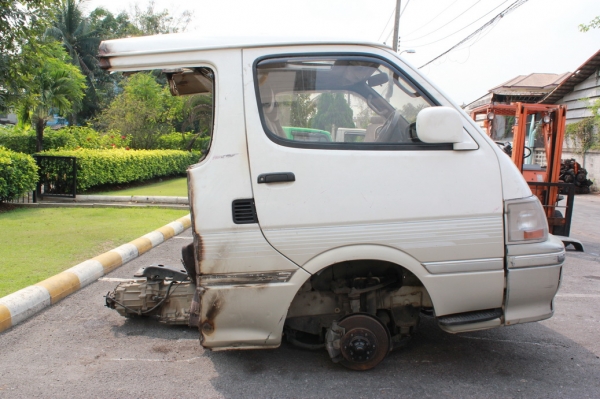 หัวเก๋ง พร้อมเครื่อง TOYOTA HIACE รุ่นหัวจรวด