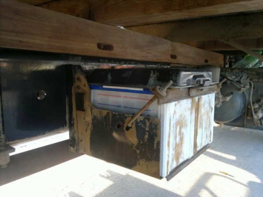 รถฮีโน่ 6 ล้อ รั่ว  150 แรงม้า ปี 50  สนใจติดต่อ 081 - 6079515