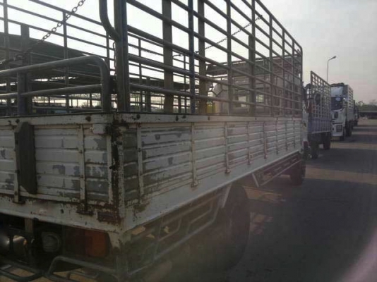 รถฮีโน่ 6 ล้อ รั่ว  150 แรงม้า ปี 50  สนใจติดต่อ 081 - 6079515