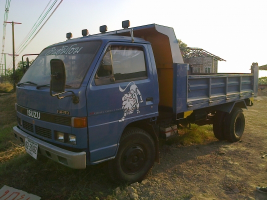 ISUZU NPR 115 HP 4BD1 หกล้อดั๊มพ์ กระบะดั๊มพ์เหล็ก 4 ตันยาว 3.50 เมตรสภาพสวยใหม่ เครื่องแห้งแรงดีไม่เยิ้มเลย หัวเก๋งบางไม่่มีผุภายในมีผ้าม่านบังแดด เกียร์ยาว พวงมาลัยเพาเวอร์ ช่วงล่างคัชซีสวยมากๆครับ ยางใหม่่ 6 เส้น เอกสารทะเบียนภาษีครบพร้อมโอน ราคาต่อรอง