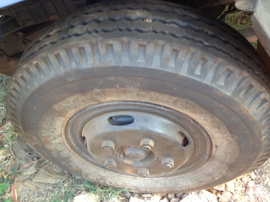 ISUZU NPR 115 HP 4BD1 หกล้อดั๊มพ์ กระบะดั๊มพ์เหล็ก 4 ตันยาว 3.50 เมตรสภาพสวยใหม่ เครื่องแห้งแรงดีไม่เยิ้มเลย หัวเก๋งบางไม่่มีผุภายในมีผ้าม่านบังแดด เกียร์ยาว พวงมาลัยเพาเวอร์ ช่วงล่างคัชซีสวยมากๆครับ ยางใหม่่ 6 เส้น เอกสารทะเบียนภาษีครบพร้อมโอน ราคาต่อรอง